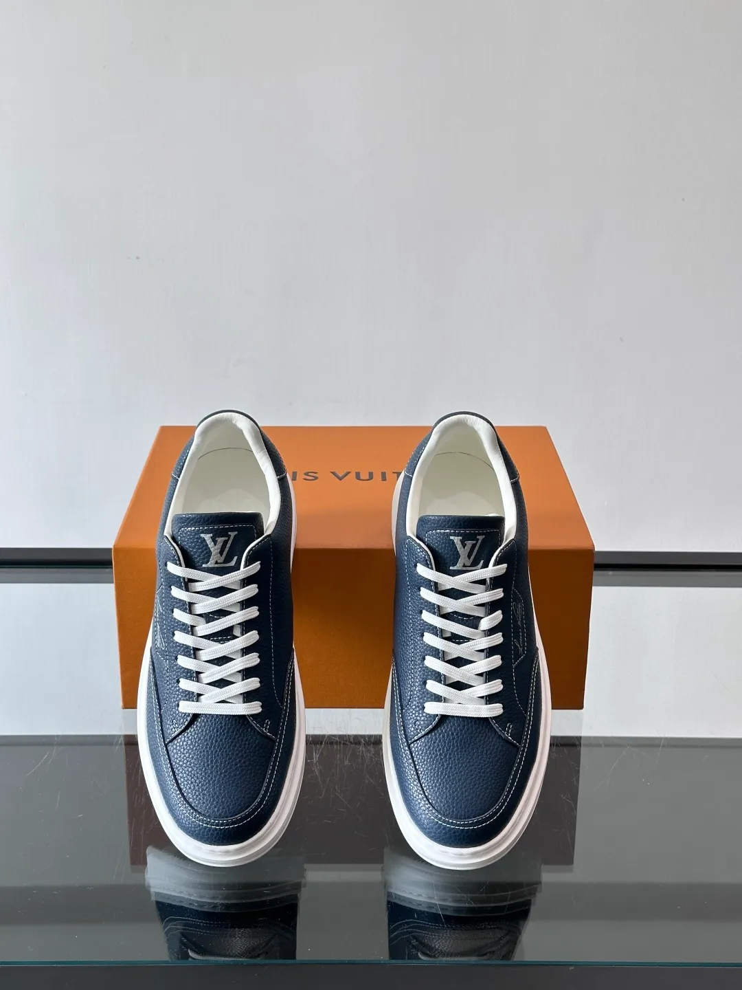 Men's men's shoes 💰p380 "＊OUIS ＊UITTO＊" casual sneakers, made of high-quality cowhide grain leather, with black laces, simple and high-end! LV Logo + classic Monogram lines on the side of the shoe, full of details✨. The rubber soles are wear-resistant and have strong traction, making them suitable for daily commuting and leisure. The shoe last fits the shape of the foot, making it comfortable to wear and not tiring after long walks. It is extremely versatile and can be easily worn with jeans or casual pants. It is a must-have item for men's fashion! 🖤 ​​size：38-44